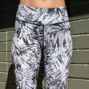 Prana Roxanne Capri in Black & White Paradise Print Size S
